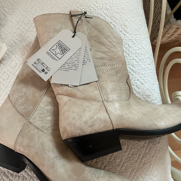Golden Goose Shoes - Golden Goose Beige Leather Cowboy Boots
